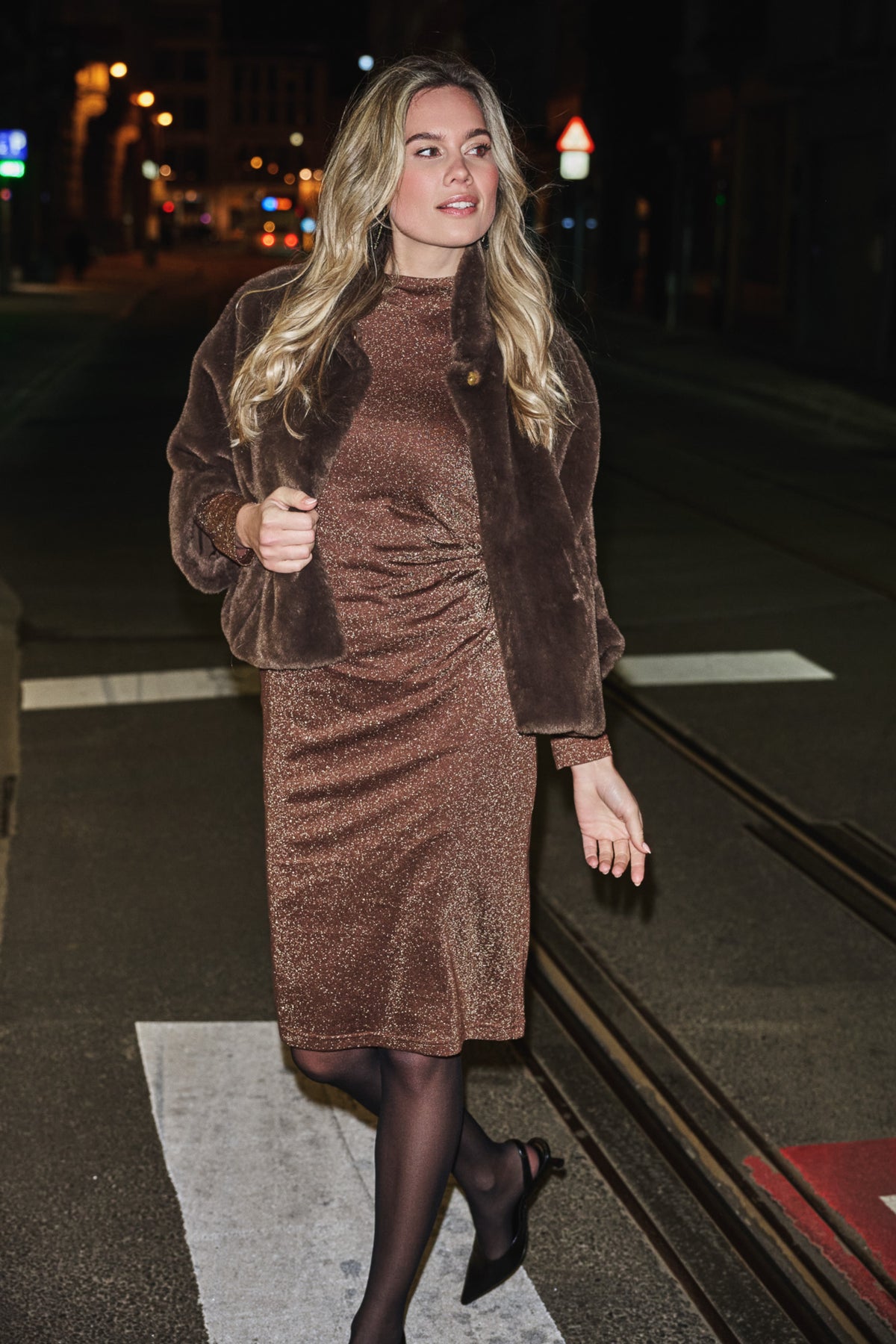 Faux fur poncho jas van EsQualo in koffiebruin, zachte textuur en losse pasvorm, perfect voor herfst en winter.