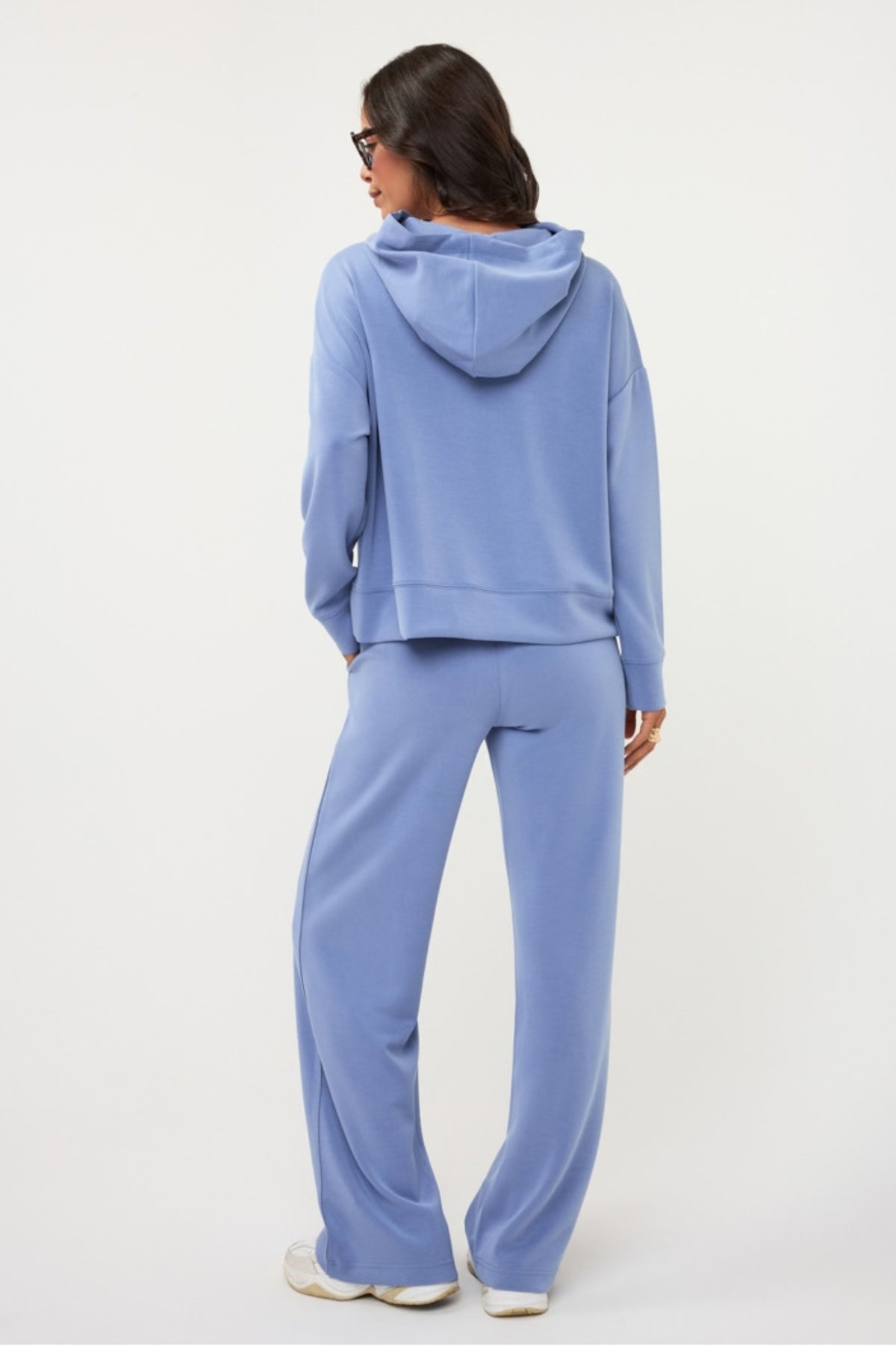 Donkere sky blue trui van EsQualo met gevlekte knopen, casual stijl, gedragen door een model.