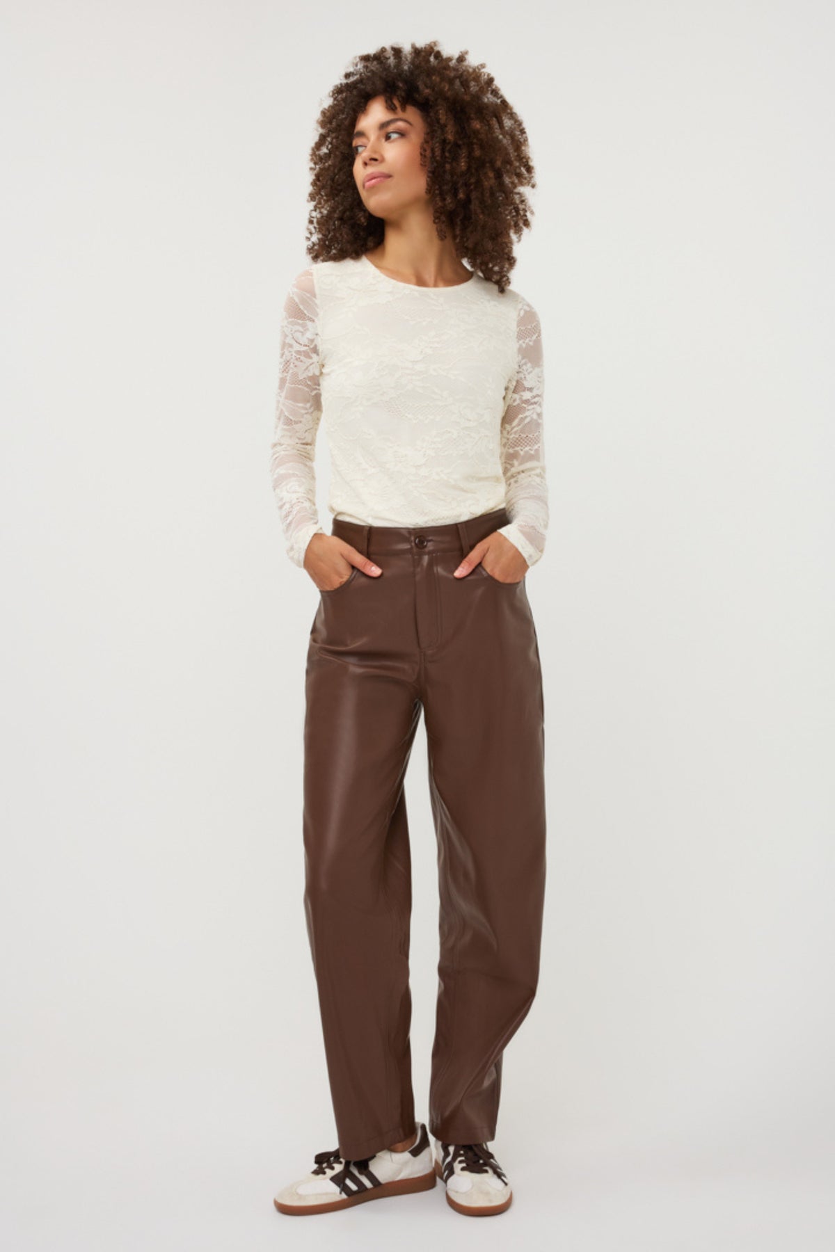 Lichte witte top Lace Vanilla van EsQualo met fijn kantdetail en stijlvolle pasvorm, geschikt voor elegante casual outfits.