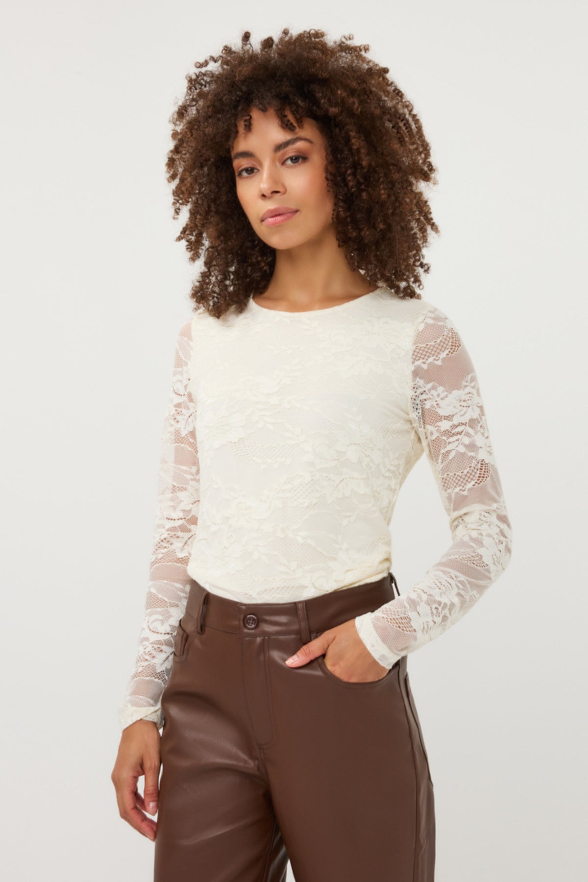Linnen top van EsQualo met kanten details in vanilla kleur, gedragen door een model voor een stijlvolle look.