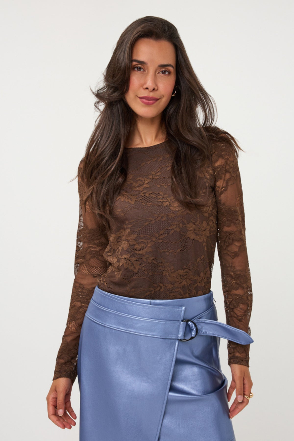 Lichtblauw kanten top van EsQualo, model Monique, met fijne details en elegante pasvorm, geschikt voor casual en feestelijke gelegenheden.