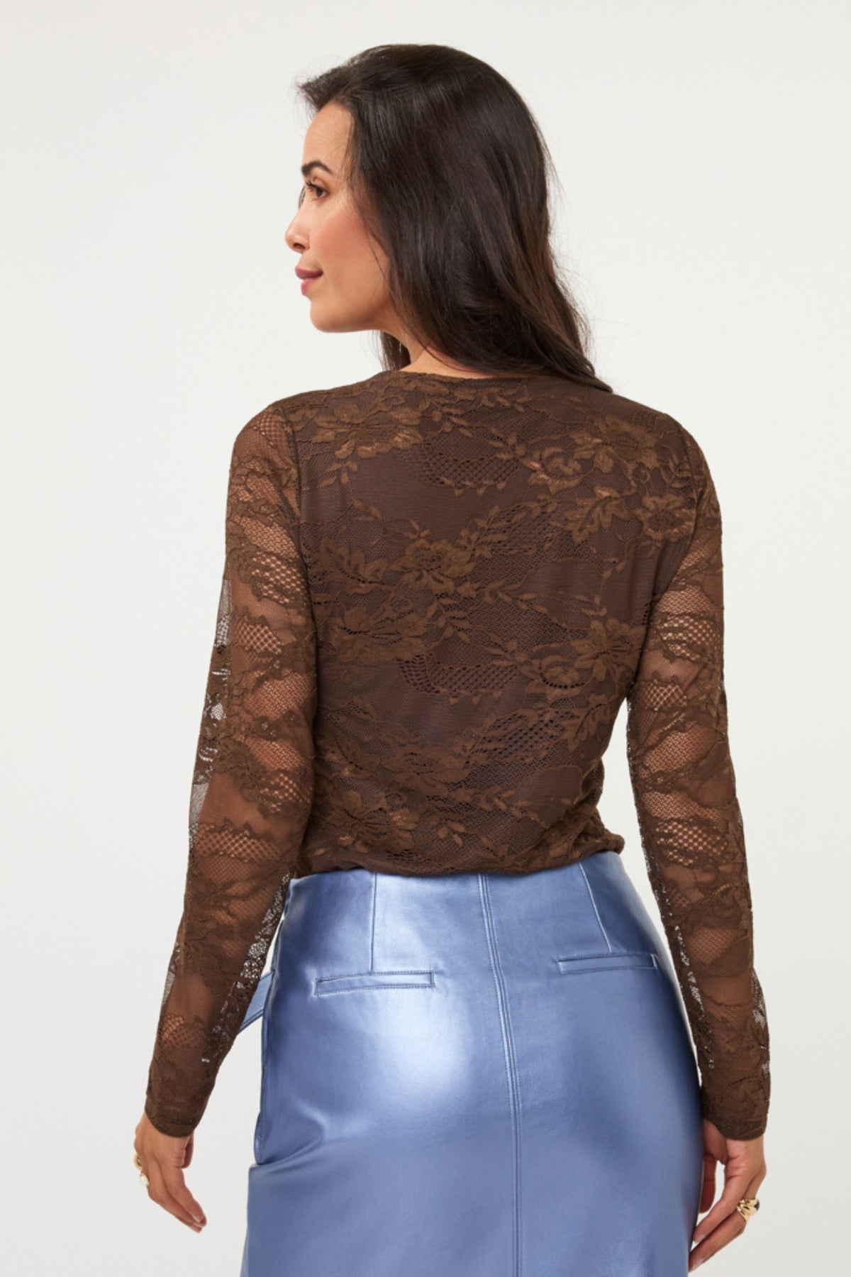 Lichtblauwe top met kantdetails van het merk EsQualo, model Lace Coffee, gedragen door een vrouw, close-up van de stof en textuur