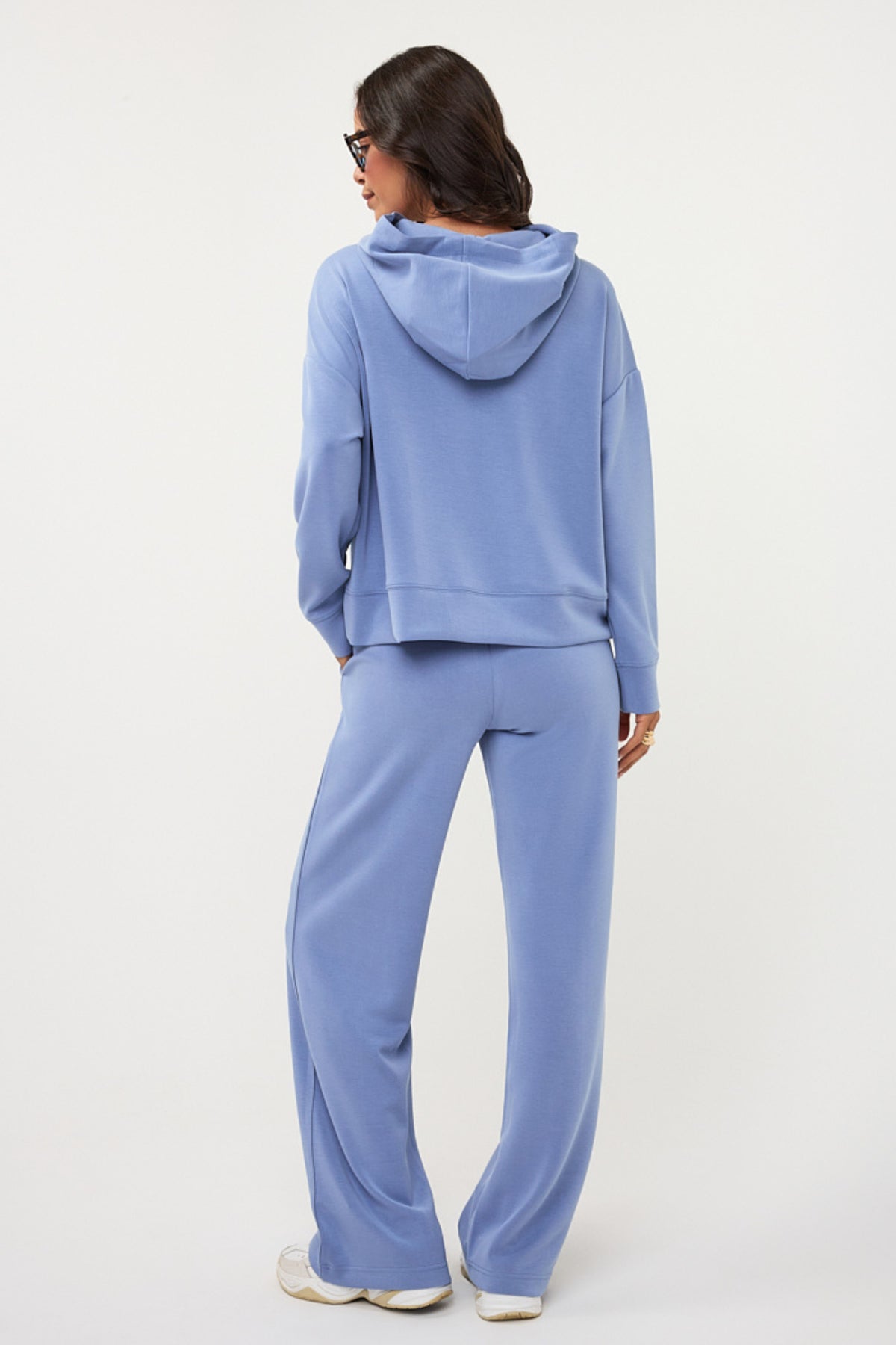EsQualo modal joggerbroek in donkerblauw met elastische taille en comfortabele pasvorm, geschikt voor casual draagstijl.