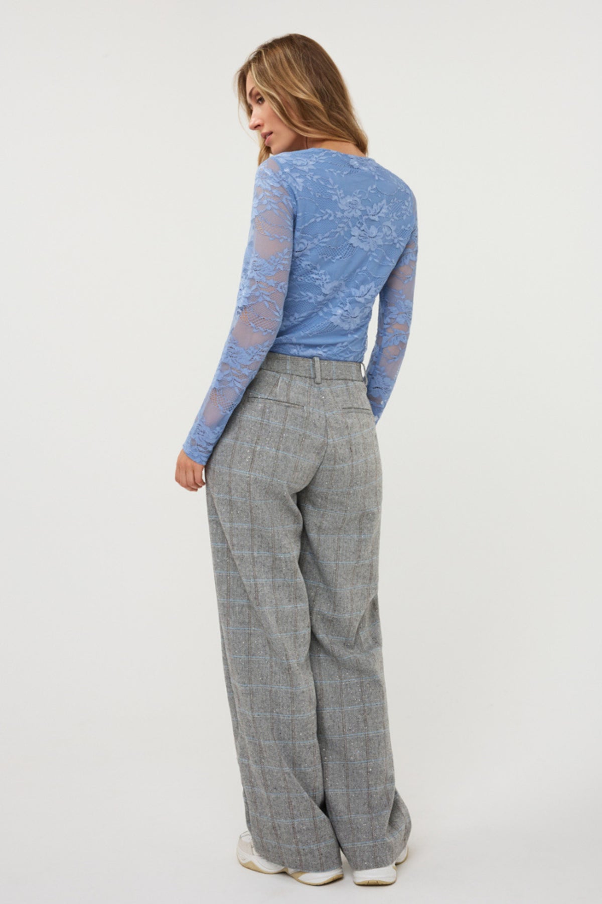 Lichte skyblauwe top met kanten details van EsQualo, model W26.30724, met elegante pasvorm en fijne afwerking.
