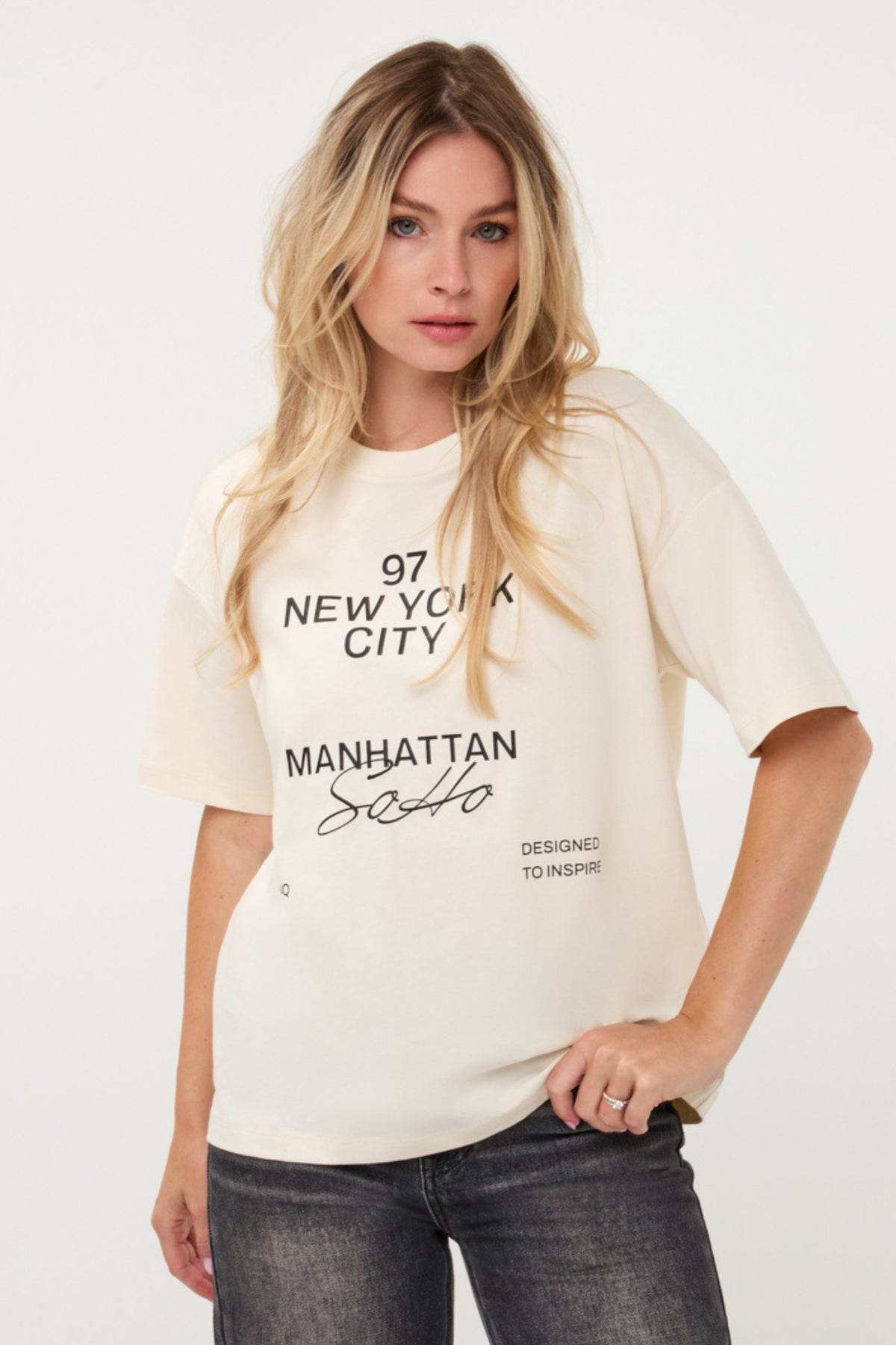 EsQualo T-shirt Soho Vanilla Coffee W26.05711, licht beige katoen met ronde hals en korte mouwen, gedragen door een model.