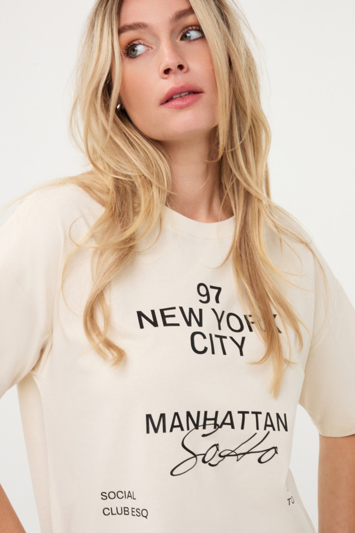 EsQualo T-shirt Soho Vanilla Coffee W26.05711, licht beige met ronde hals en korte mouwen, gedragen door een model.