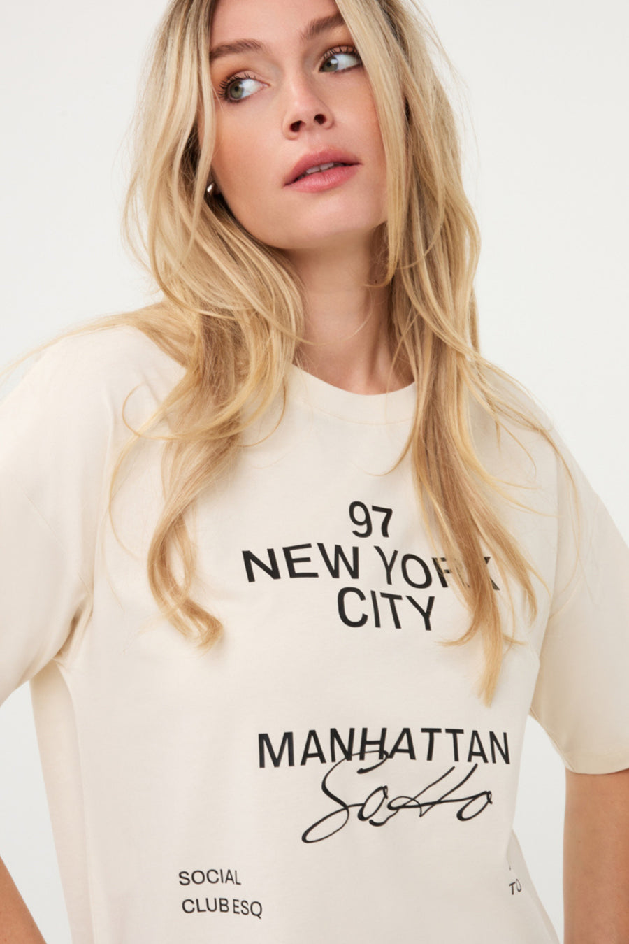 EsQualo T-shirt Soho Vanilla Coffee W26.05711, licht beige met ronde hals en korte mouwen, gedragen door een model.