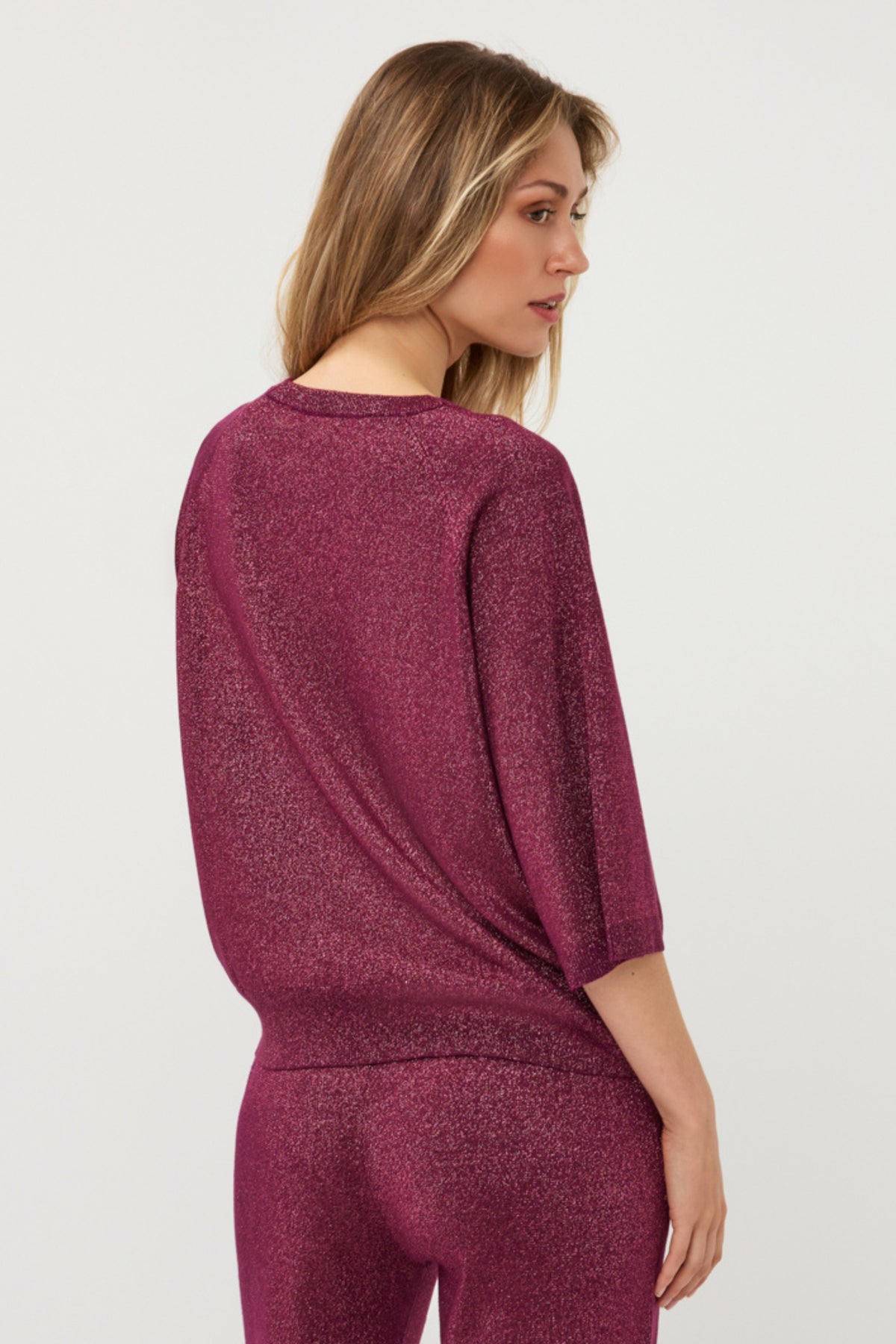 Lurex raglantrui van EsQualo met glanzende bead details, in beetkleur, gedragen door een model.