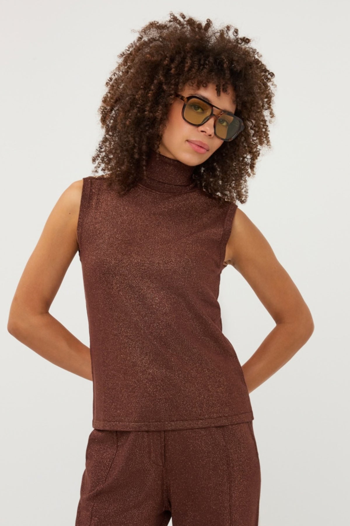 Lurex gebreide trui van EsQualo in koffiebruin, zachte textuur met glanzende details, gedragen door model op witte achtergrond