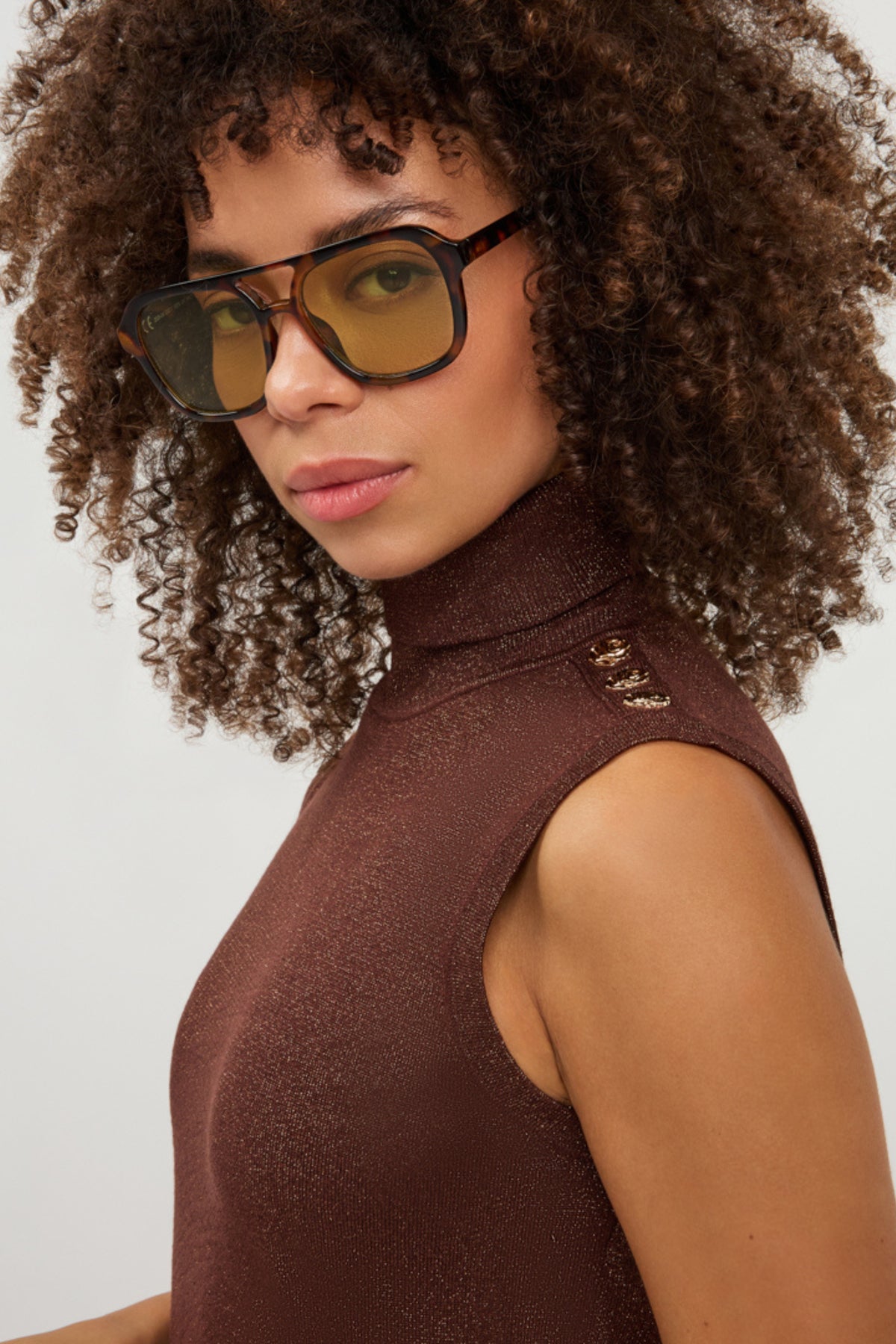 Lurex gebreide trui van EsQualo in koffiebruin met glanzende details, gedragen door een model.