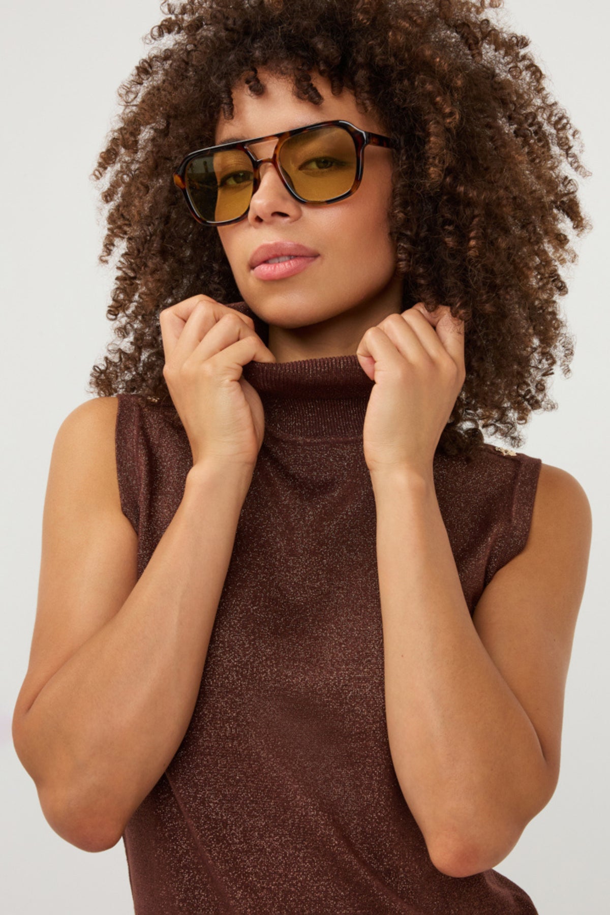 Lurex gebreide trui in koffie kleur van EsQualo, zacht en warm met glanzende details, gedragen door een model.