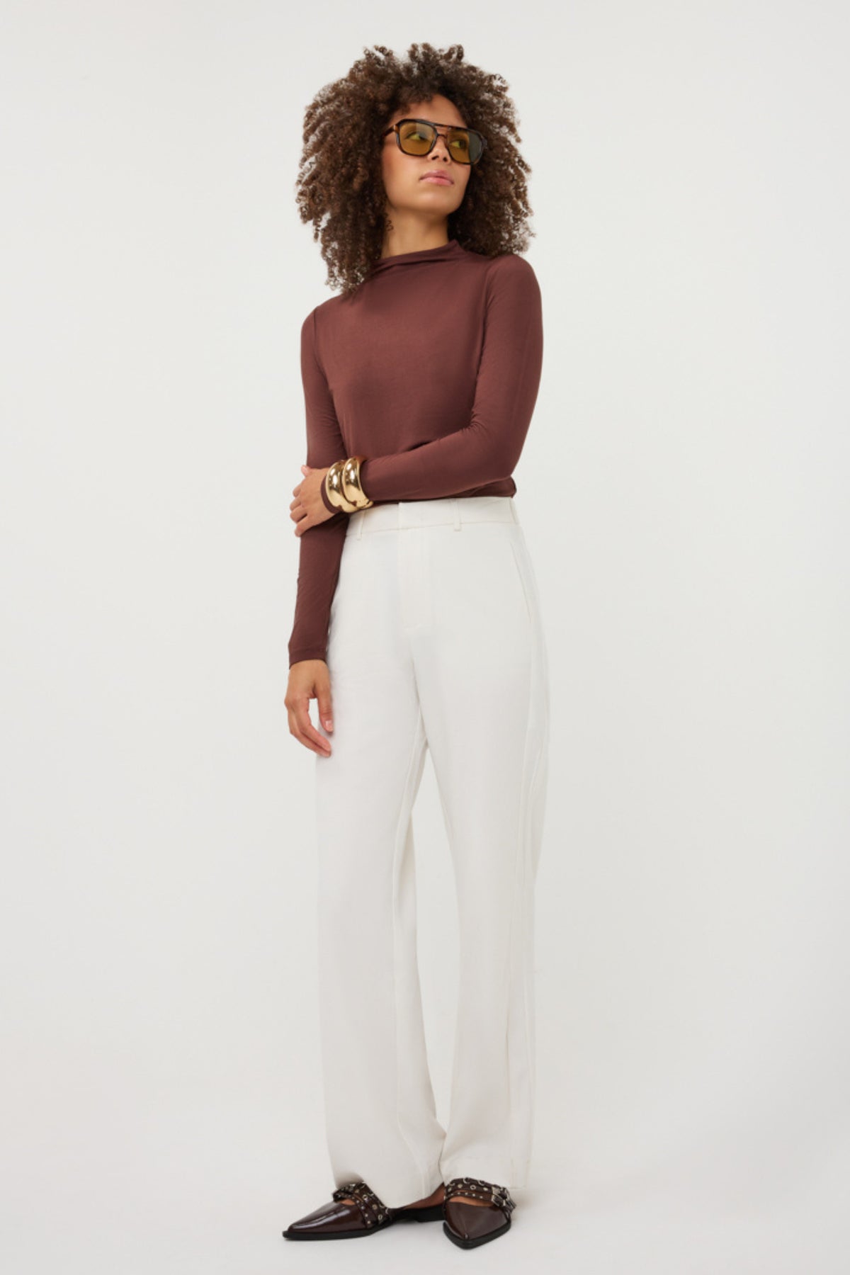 EsQualo Top Turtle Basic Coffee, zwart, met ronde hals en korte mouwen, gedragen door model.