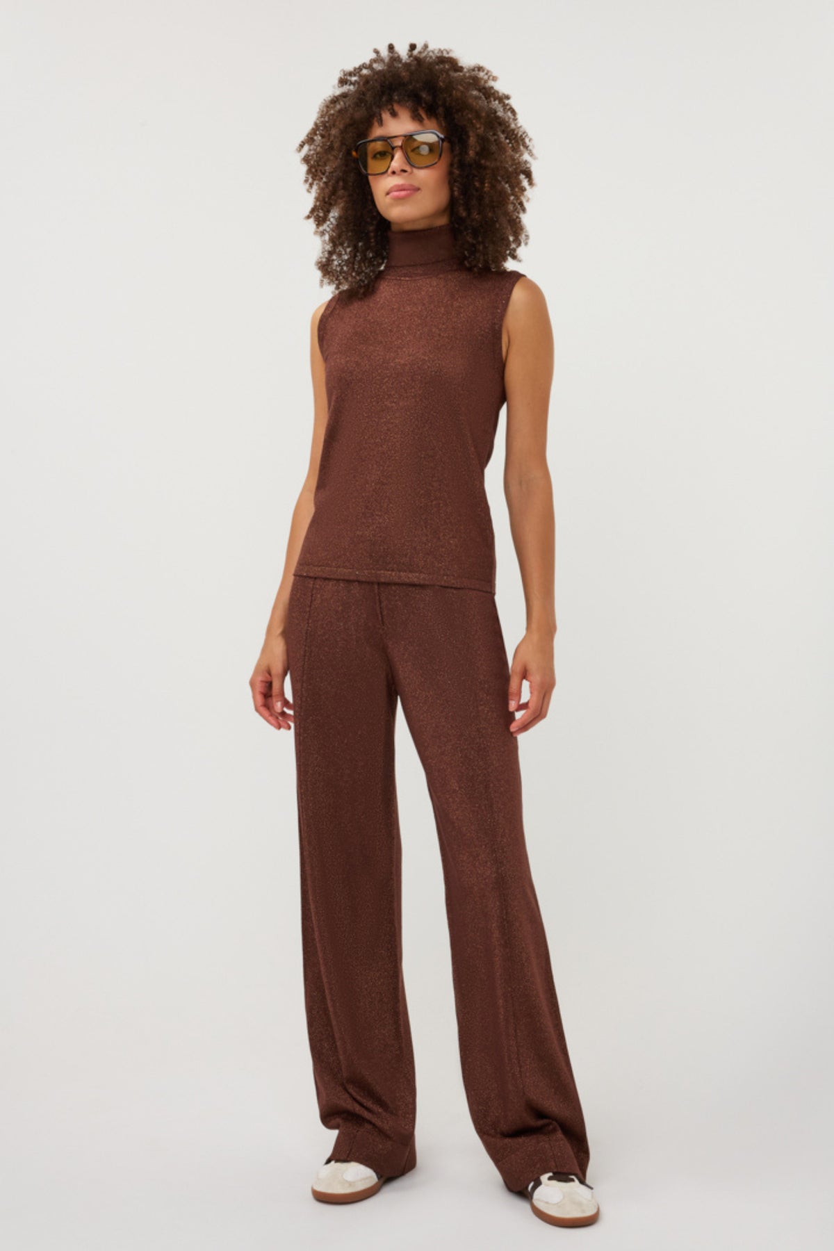 Lurex broek in koffiebruin van EsQualo, model Monique, met glanzende textuur en comfortabele pasvorm.