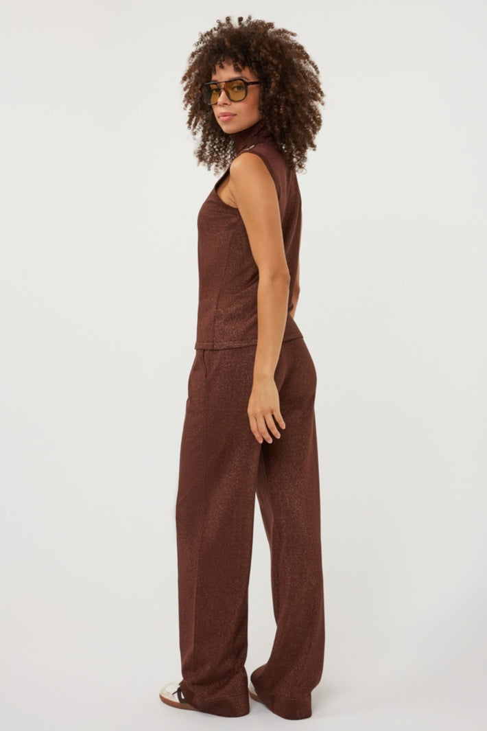 Lurex broek in coffee kleur van EsQualo, met glanzende afwerking en comfortabele pasvorm, zichtbaar op de afbeelding.