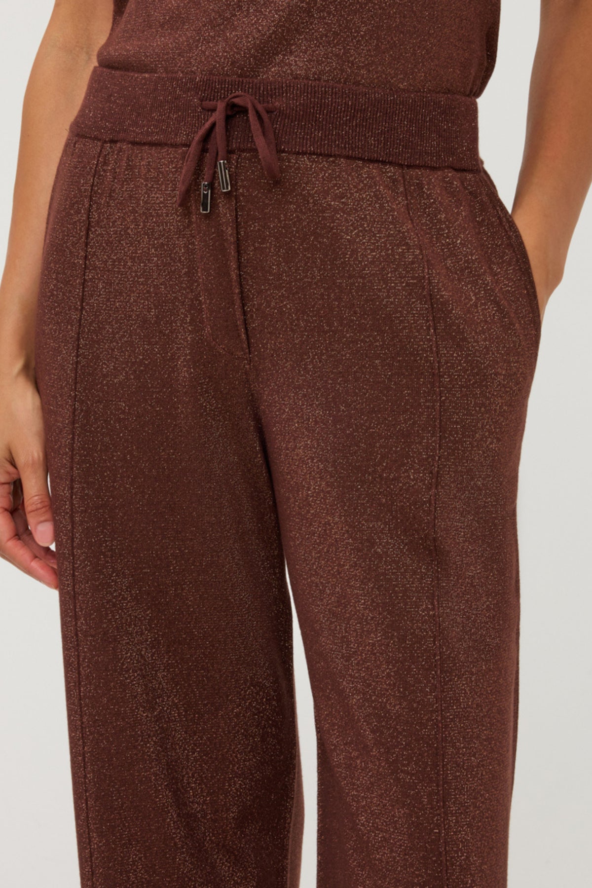 Gouden lurex broek van EsQualo in coffee kleur, met wijde pasvorm en elastische taille, op een model gedragen.