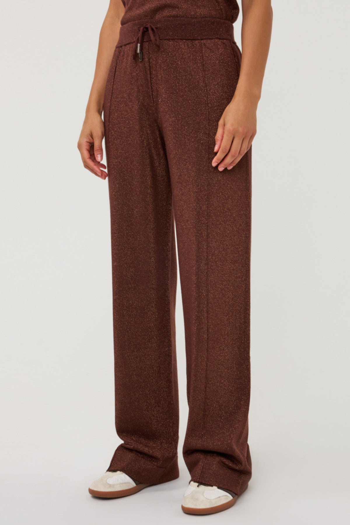 Lurex broek in coffeekleur van EsQualo, W26.07710, met glanzende stoffen en comfortabele pasvorm, zichtbaar op de afbeelding.