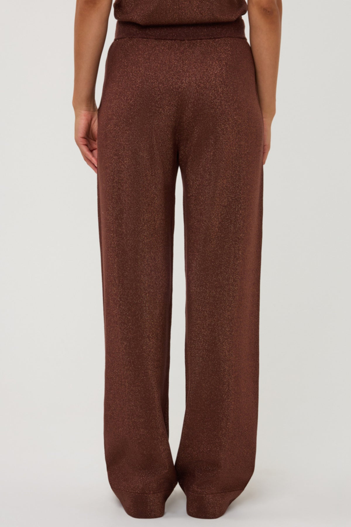 Lurex broek in koffiebruin van EsQualo, met een glanzende textuur en comfortabele pasvorm, zichtbaar in de afbeelding.