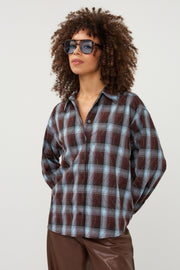 Blouse Check Strass Print van EsQualo met elegante print en details, gedragen door een model met lang haar.