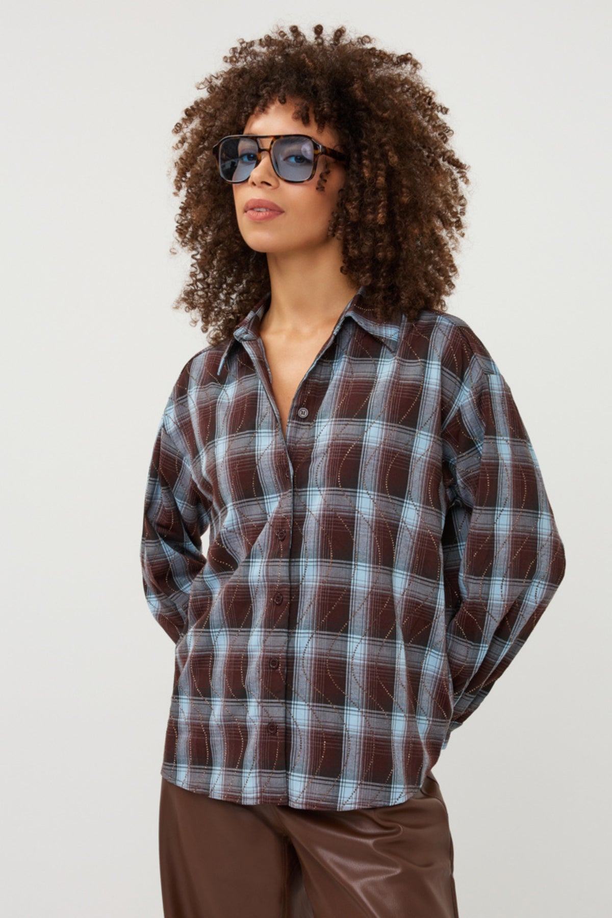 Blouse Check Strass Print van EsQualo met elegante print en details, gedragen door een model met lang haar.