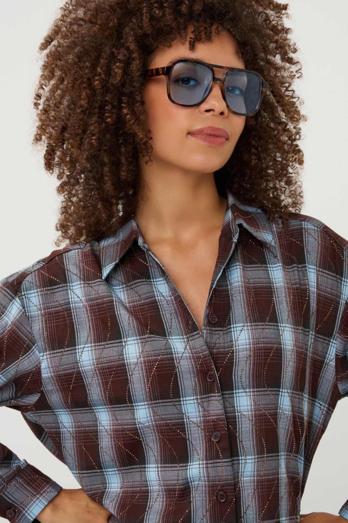 Blouse van EsQualo met ruitpatroon en strassprint, model W26.28723, gedragen door een model op de foto.