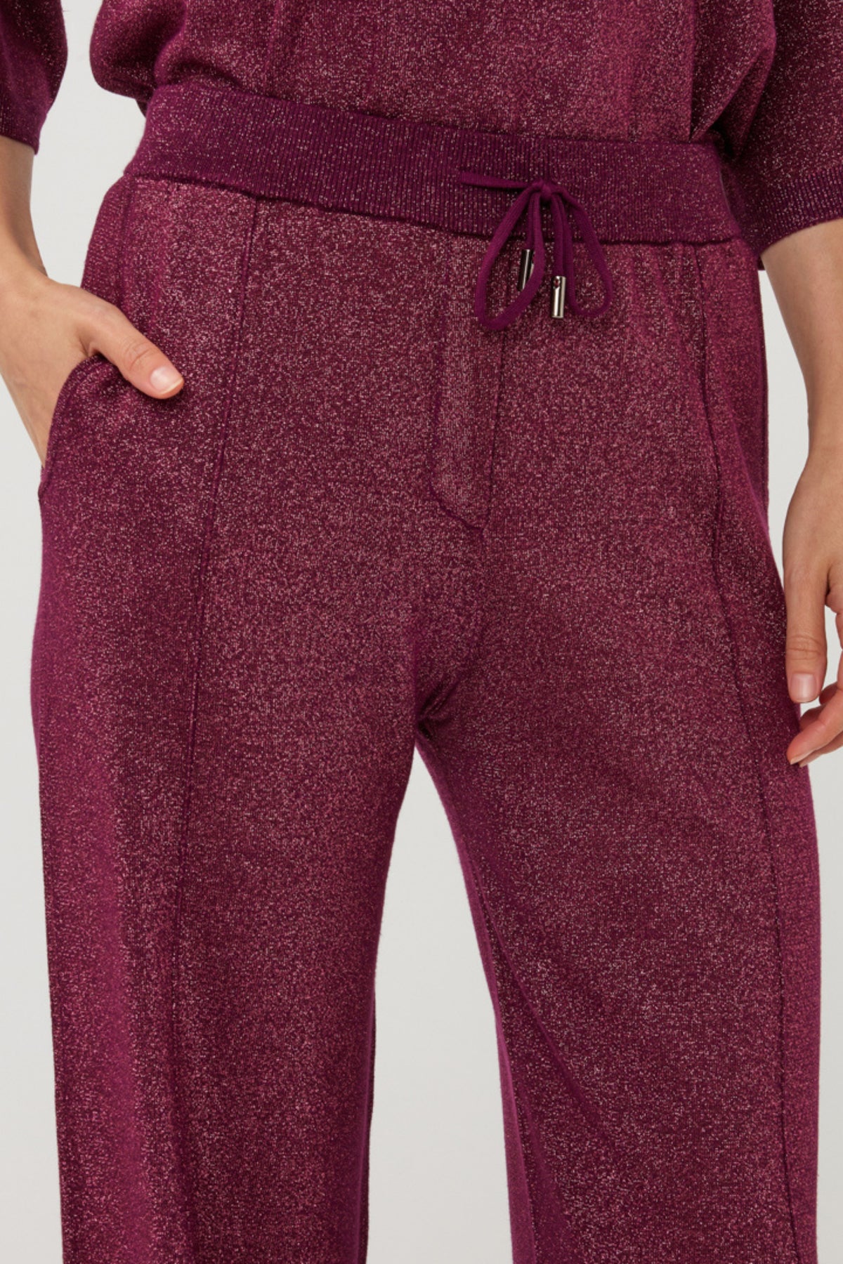 Lurex broek van EsQualo in beetkleur, met glanzende stof en elastische taille, modieus en comfortabel.