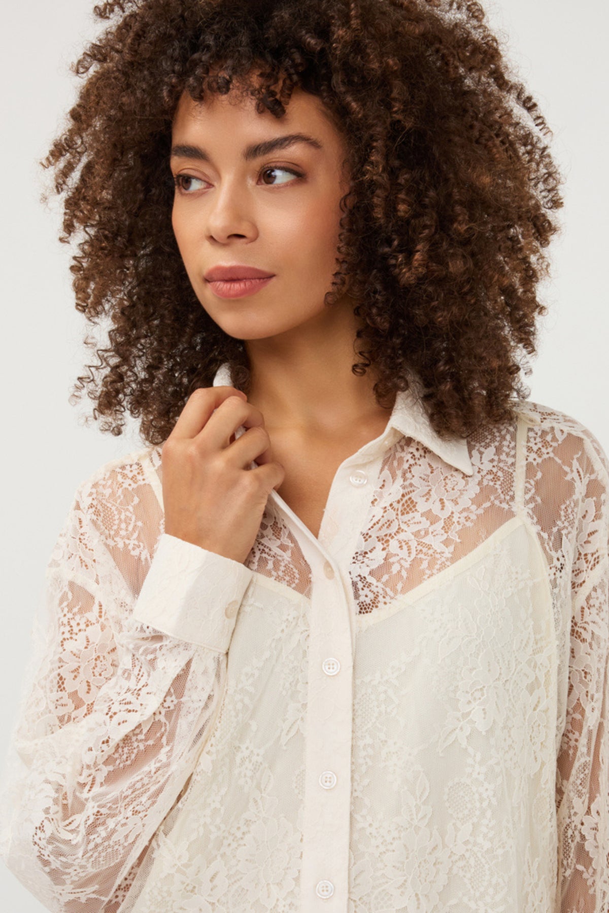 Oversized ivoorkleurige kanten blouse van EsQualo, zichtbaar met details van het lace design en losse pasvorm.