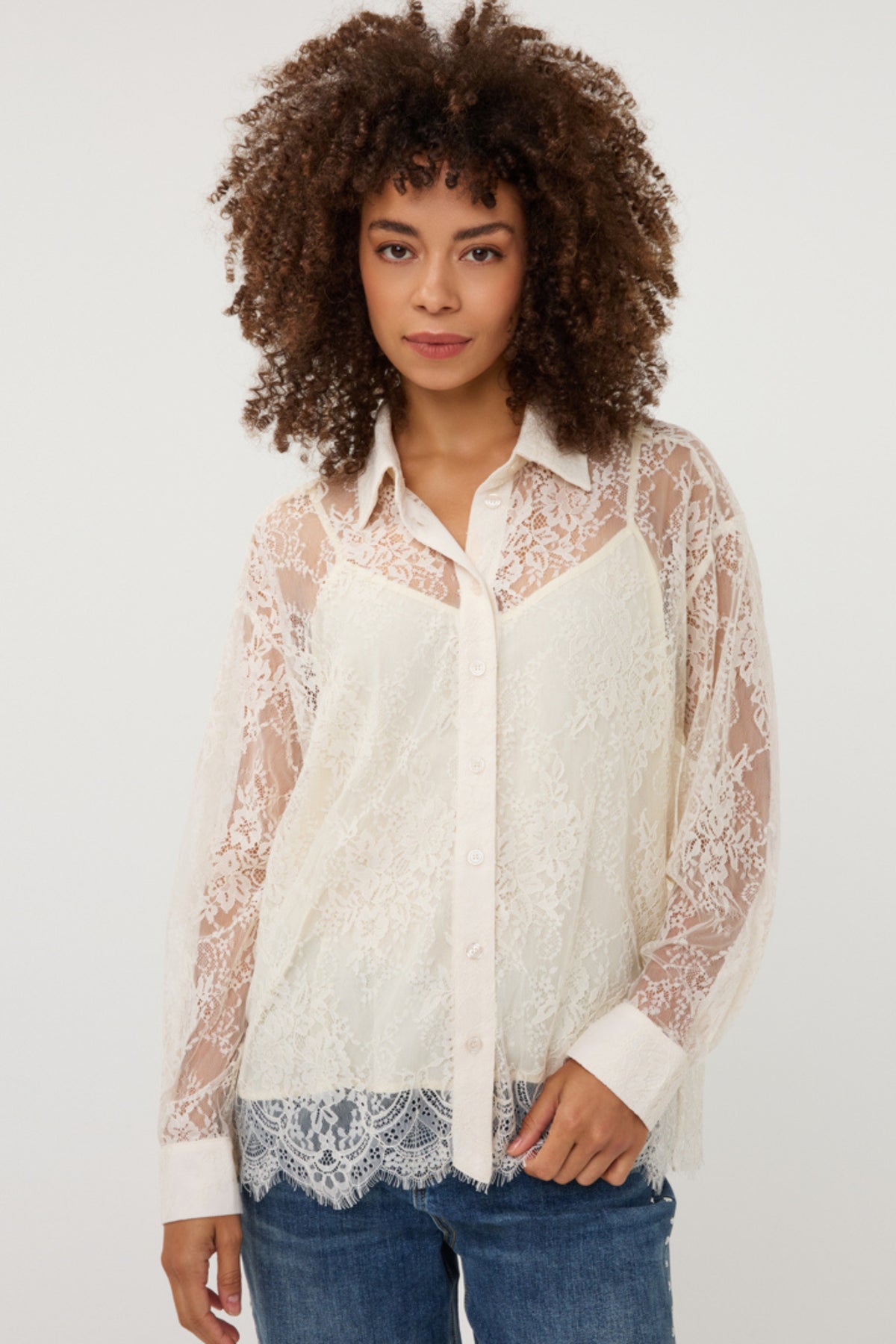Lange oversized blouse van kant in vanillekleur door EsQualo, zichtbaar met gedetailleerde randafwerking en losse pasvorm.