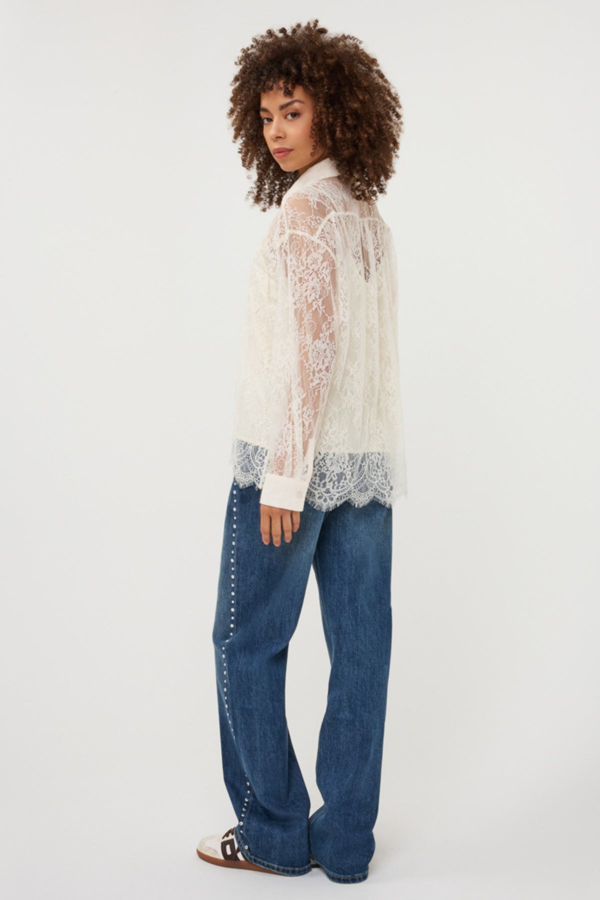 Onderscheidende oversized kanten blouse in vanillekleur van EsQualo, met losse pasvorm en elegante details.