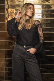 Zwarte kanten blouse met trompetmouw van EsQualo, model Monique, elegant en stijlvol voor dames.