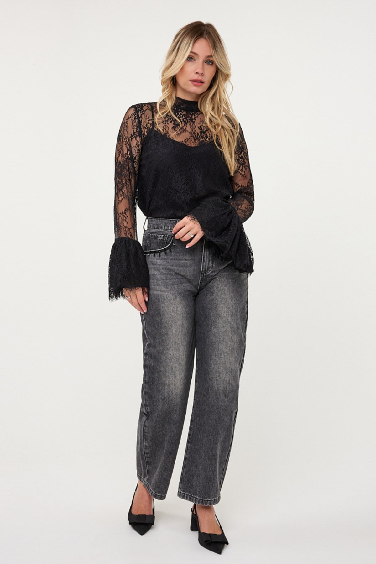 Zwarte blouse met trompetmouwen en kanten detail van EsQualo, model W26.28708, op een model gedragen.