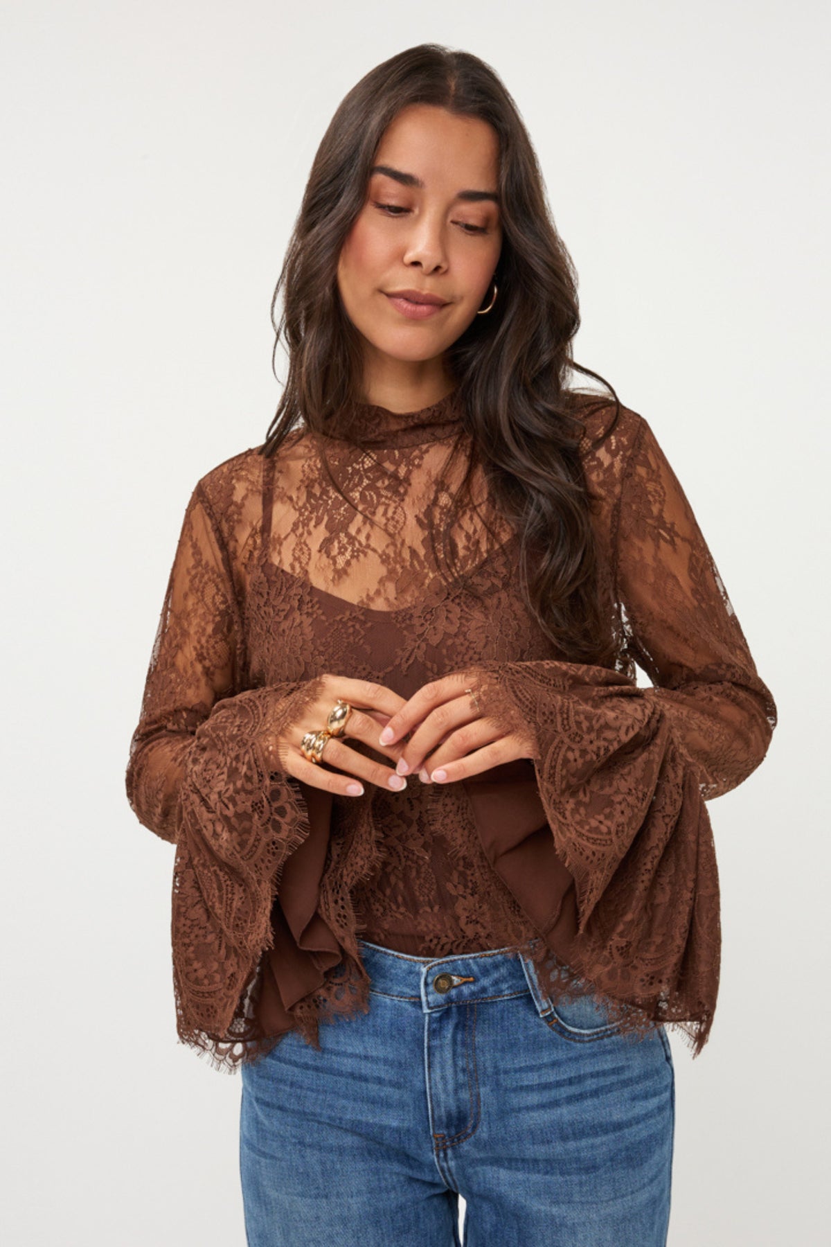 Elegante crèmekleurige blouse met trompetmouwen en kantdetails van EsQualo, casual en stijlvol voor elke gelegenheid