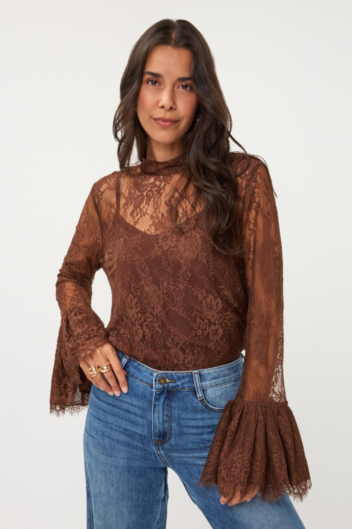Lichtbruine blouse met tulpkleppen en kanten details van EsQualo, stijlvolle en elegante damesblouse op model.