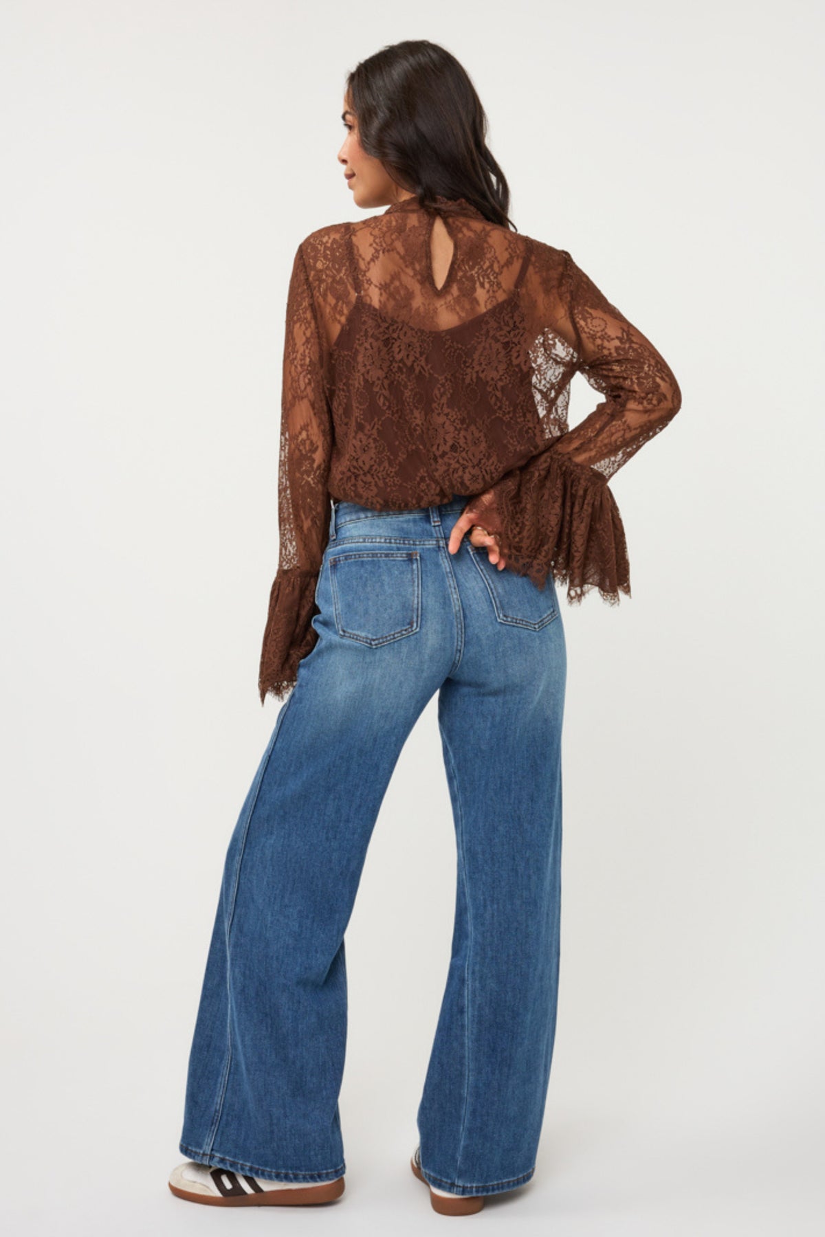 Lichte bruine blouse met trompetmouwen en kanten details van EsQualo, geschikt voor een elegante uitstraling.