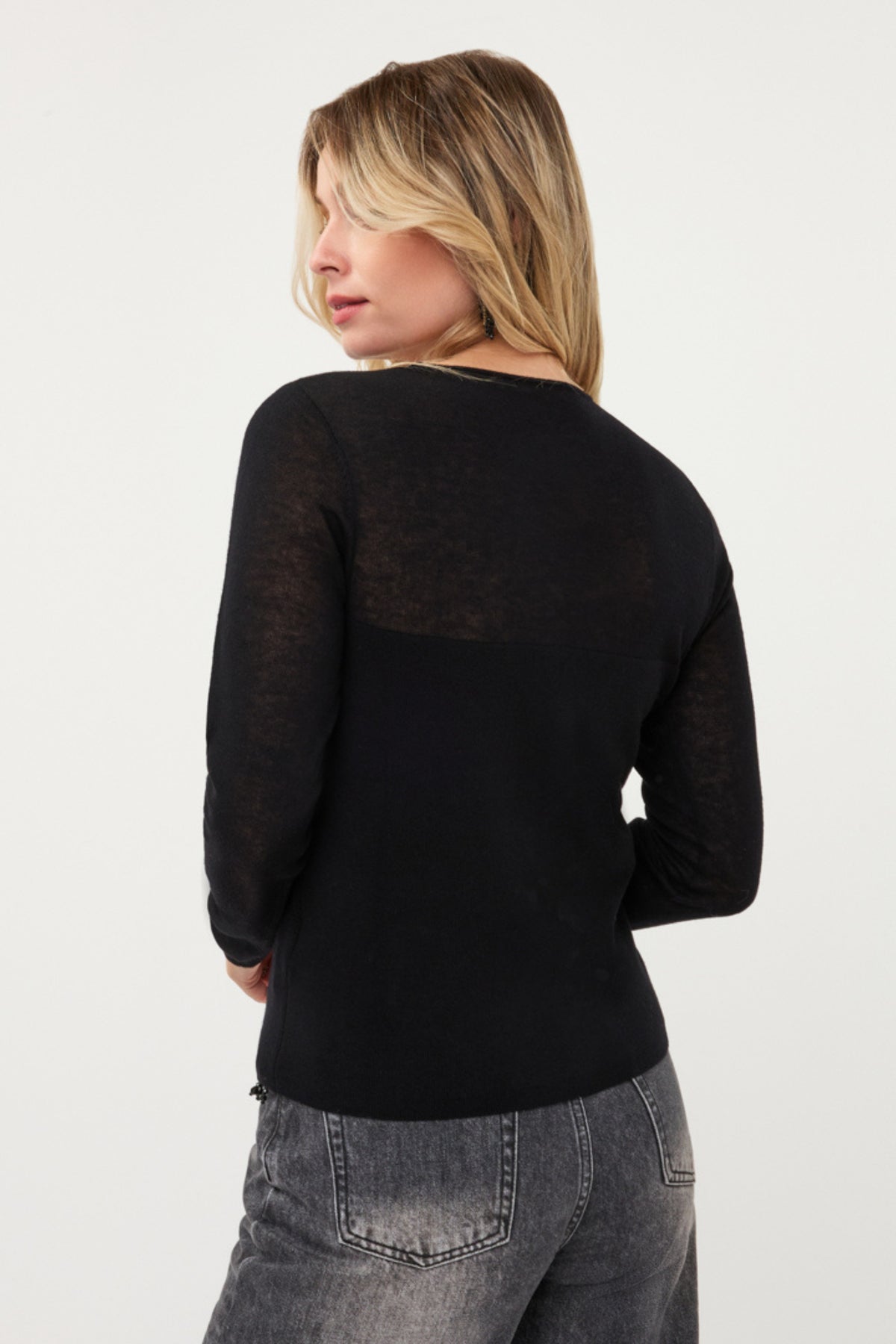 Zwarte wollen mix trui van EsQualo, model Monique, met ronde hals en comfortabele pasvorm, gedragen door een model.