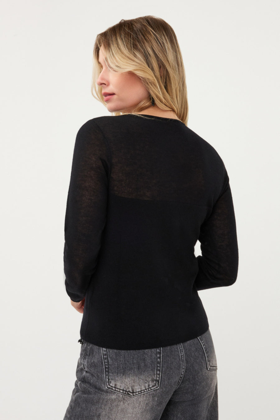Zwarte wollen mix trui van EsQualo, model Monique, met ronde hals en comfortabele pasvorm, gedragen door een model.