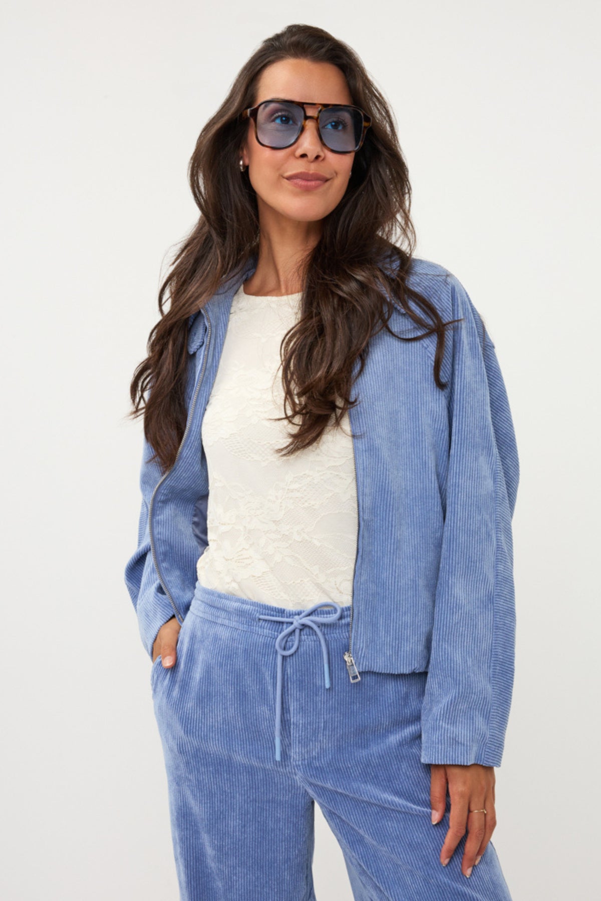 Donkerblauwe bomberjas van ribcord van EsQualo, met stijlvolle pasvorm en details, geschikt voor casual en chique outfits.