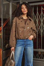 Lichte damesjas met bloemendessin van EsQualo, stijlvolle coffee kleur, korte pasvorm en knoopsluiting.