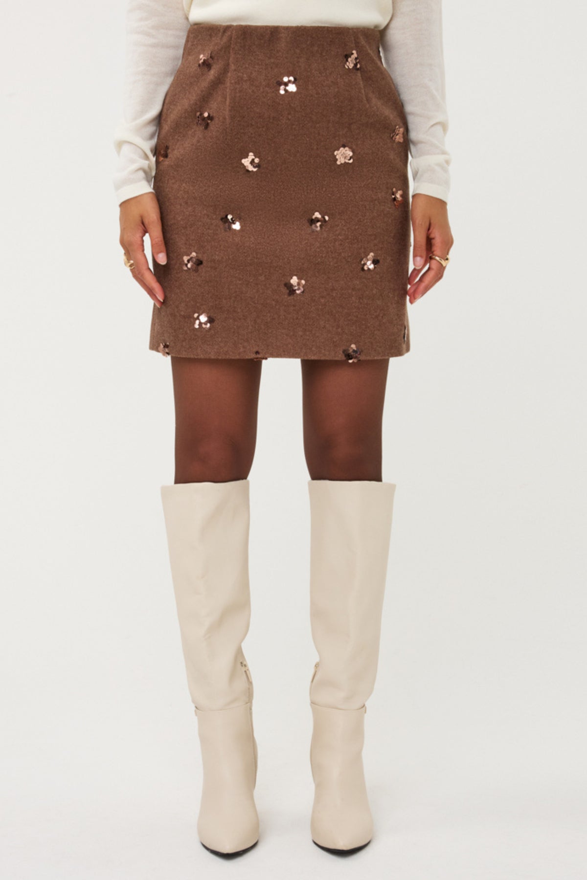Lichte bloemenrok van EsQualo met wijd uitlopende pasvorm en kleurrijk bloemendessin, gedragen door een model.