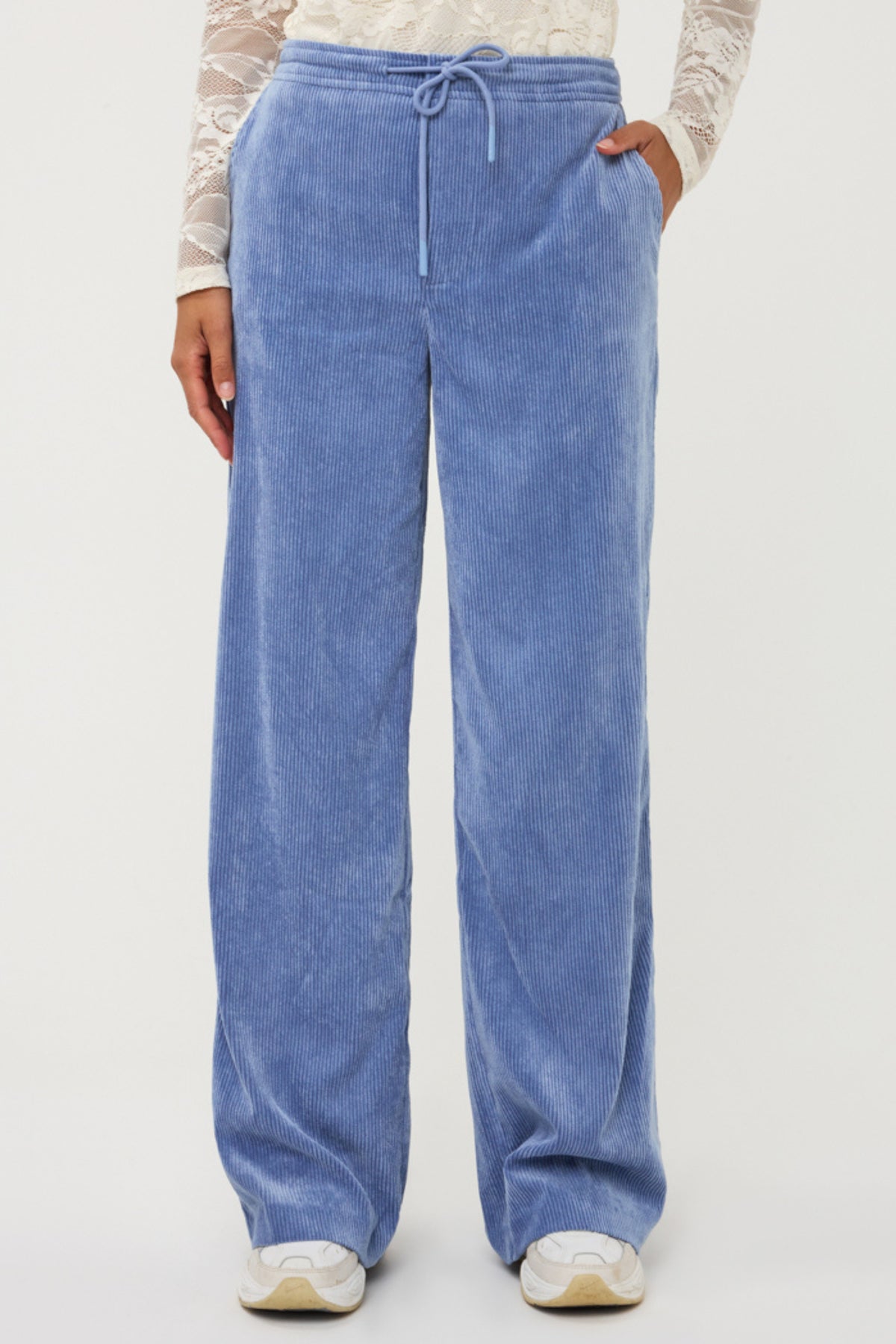 Donkerblauwe wijde ribcord broek van EsQualo, model Monique, met loose pasvorm en taille W26.