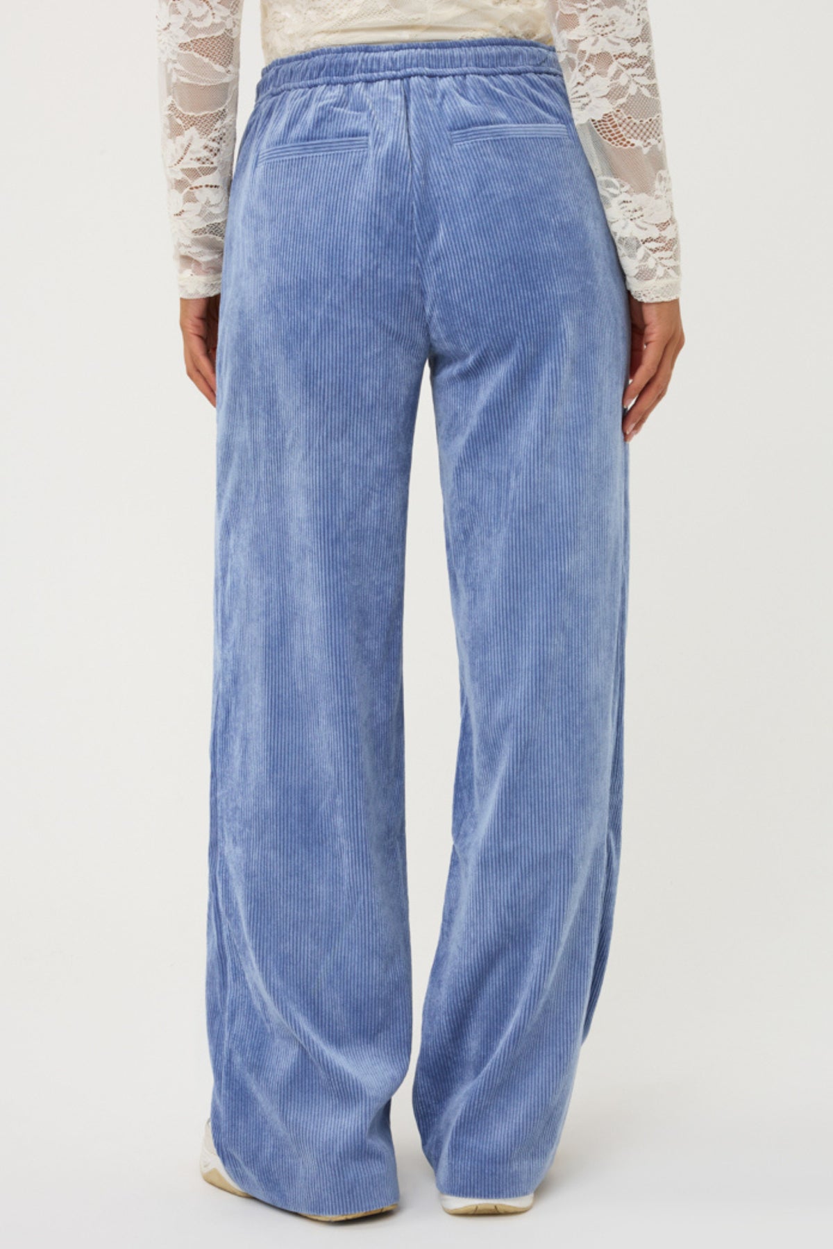 Wijdvallende ribcord broek in donkerblauw van EsQualo, model Monique, met comfortabele pasvorm en casual stijl.