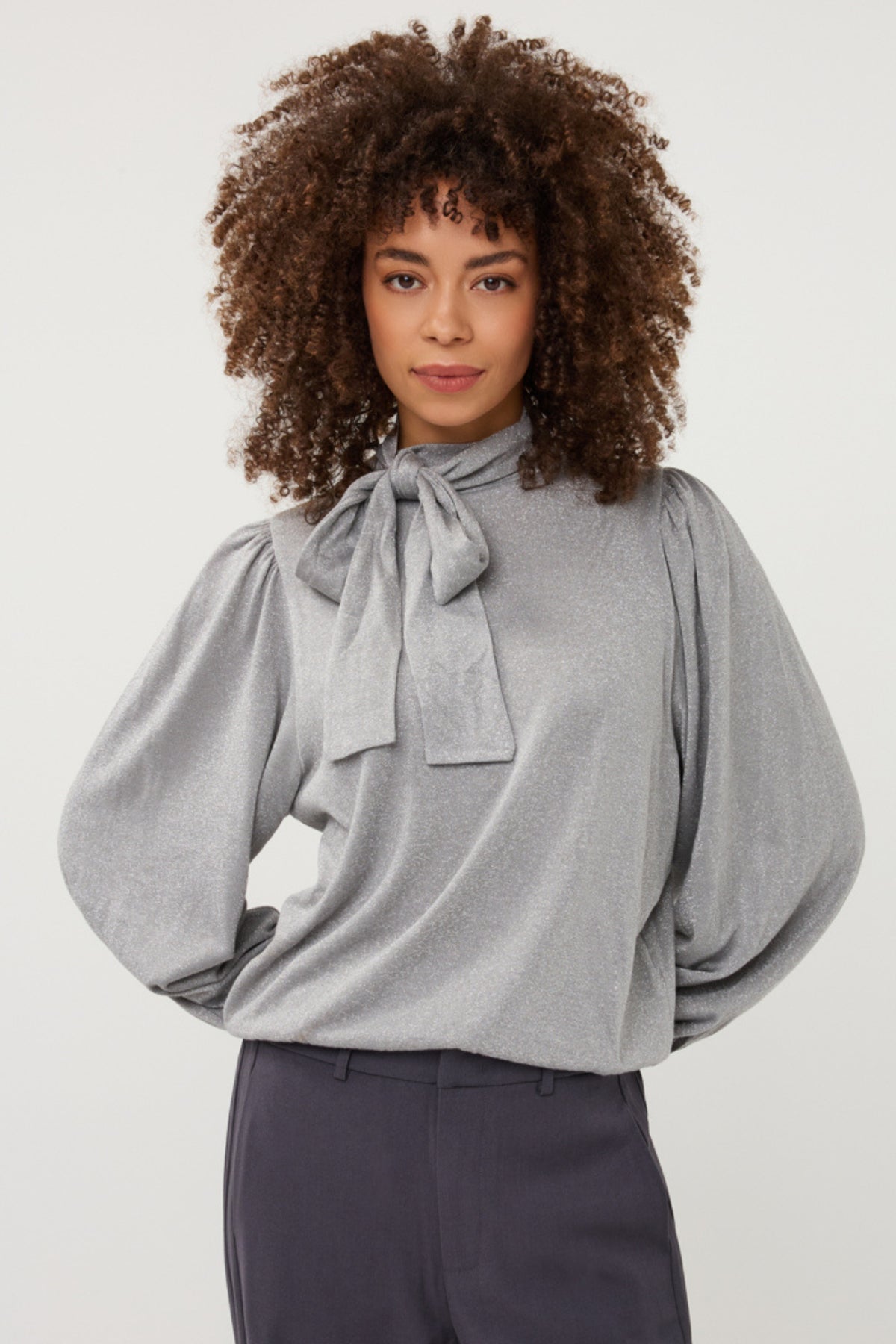 Zilveren lurex blouse met wijde mouwen en strijkstof van EsQualo, elegant en stretchy, model Monique.