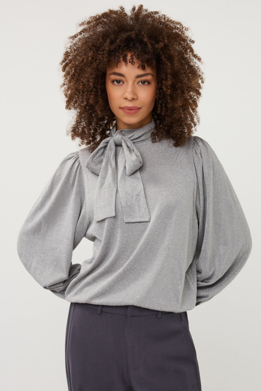 Zilveren lurex blouse met wijde mouwen en strijkstof van EsQualo, elegant en stretchy, model Monique.