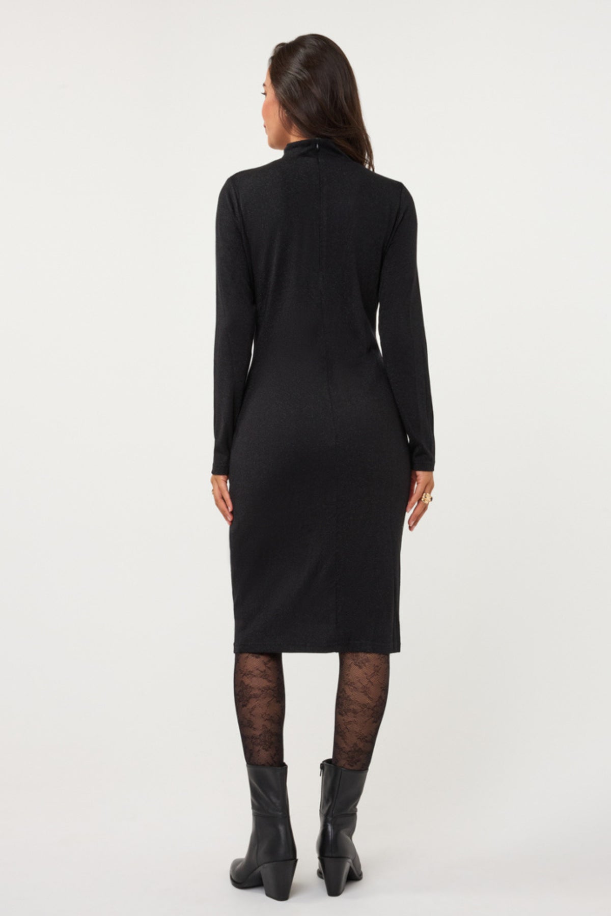 Zwarte stretch jurk met lurex van EsQualo, getailleerd ontwerp met gather details, model Monique draagt de elegante avondjurk