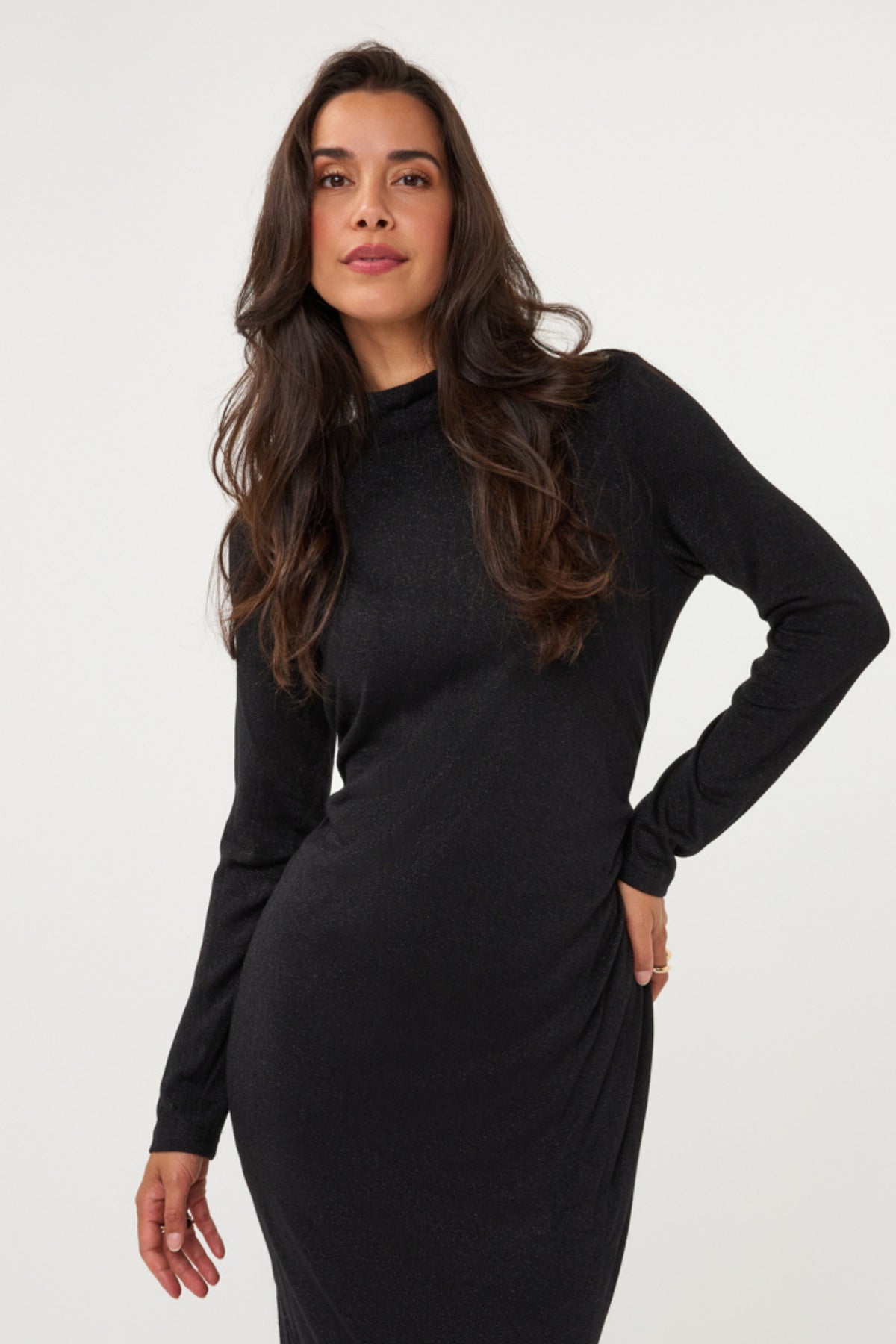Zwarte stretch jurk met gather detail en lurex van EsQualo, model W26.28701, getoond op een model.