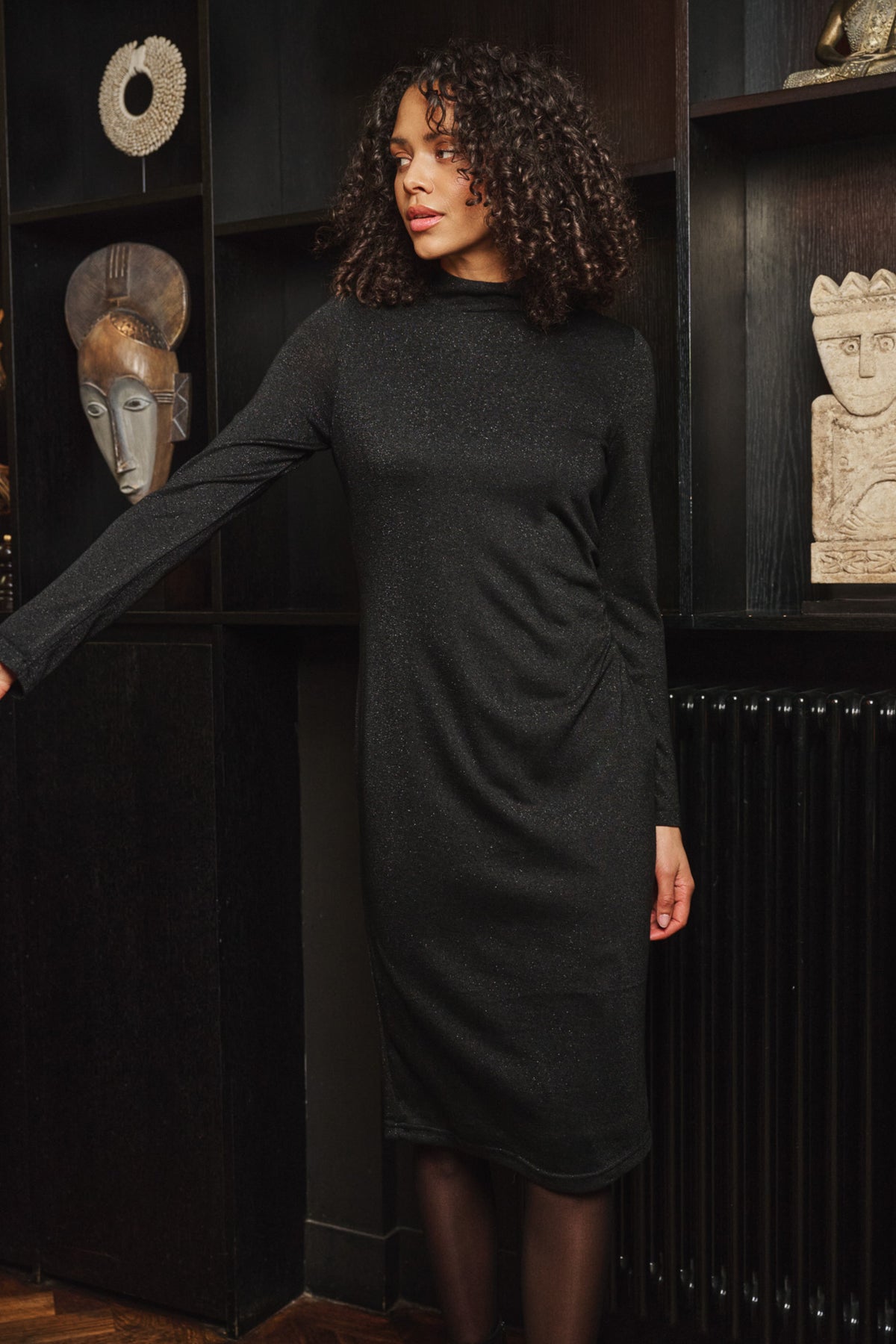 Zwart stretchjurk met lurex detail en gathering, door EsQualo, getoond op een model.