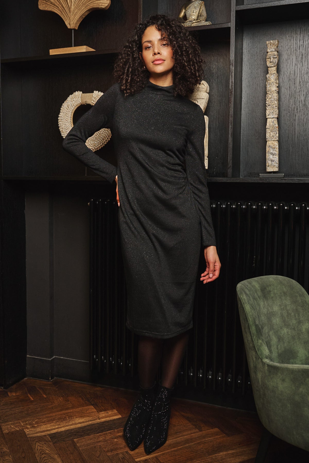 Zwarte stretch jurk met lurex details en gather styling, door EsQualo, getoond op een model.