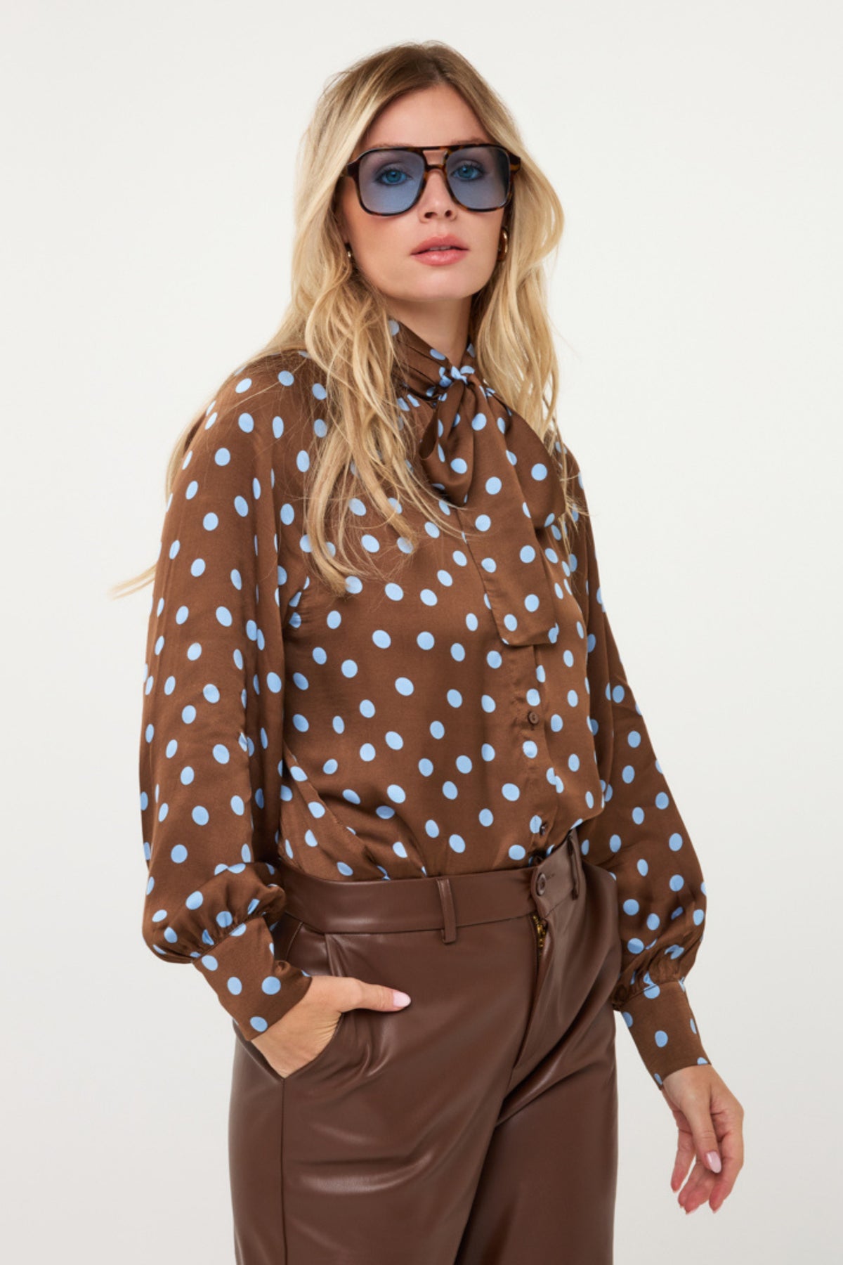 Zwarte blouse met polkadot print en sjaal van EsQualo, gekleed op een model voor een modieuze look.