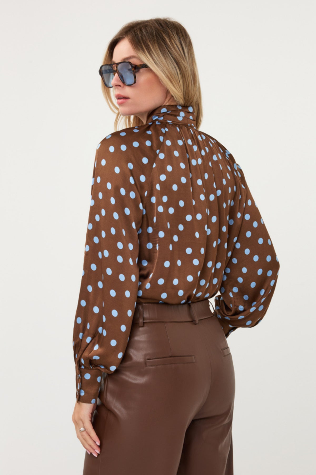 Zwarte blouse met polkadot print en beweeglijke sjaal van EsQualo, model Monique, voor een stijlvolle uitstraling.