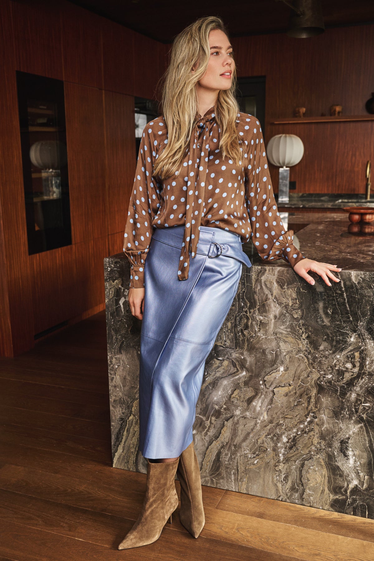 Blouse met sjaal met polkadot print van EsQualo, modieus en kleurrijk, gedragen door een model in een stijlvolle setting.