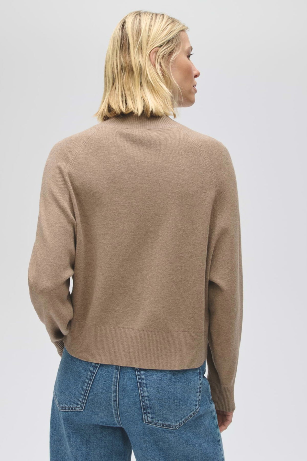 Donkere lichtbruine trui van Opus met zachte pleemstof, casual en comfortabel, gedragen door een model op een neutrale achtergrond.